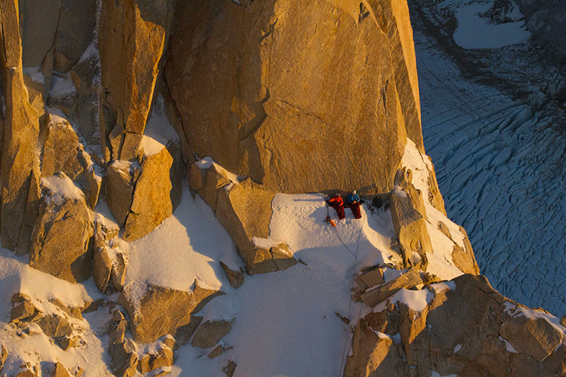 Давид Лама (David Lama) и Питер Ортнер (Peter Ortner) в свободном восхождении по легендарному маршруту "Компрессор" (Compressor route on Cerro Torre) на Патагонскую вершину Серро Торре. 20 по 21 января 2012 года. Бивуак на Iced Towers 