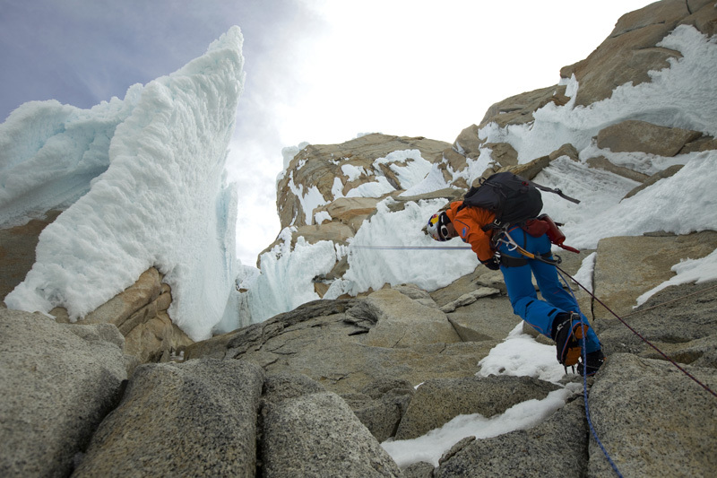 Давид Лама (David Lama) и Питер Ортнер (Peter Ortner) в свободном восхождении по легендарному маршруту "Компрессор" (Compressor route on Cerro Torre) на Патагонскую вершину Серро Торре. 20 по 21 января 2012 года