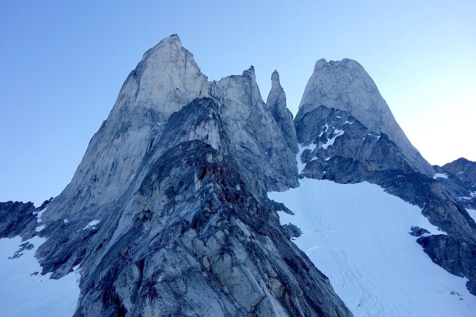  Западная сторона горы Devils Thumb (крайняя с права) на юго-востоке Аляски