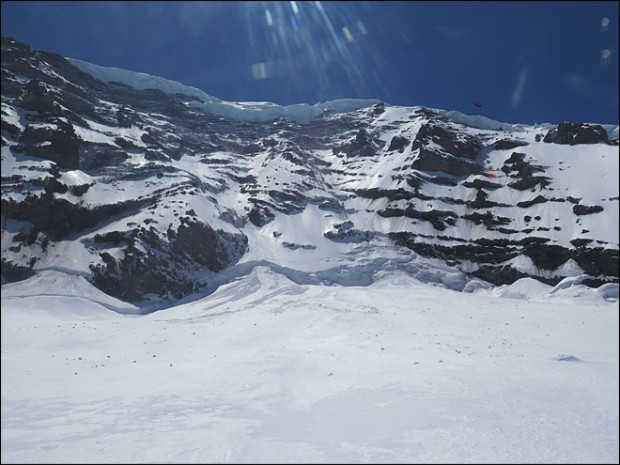  Вид на хребет Свобода (Liberty Ridge) горы Рейнир (Mount Rainier). Фото сделано Службой национальных парков 31 мая 2014 года  