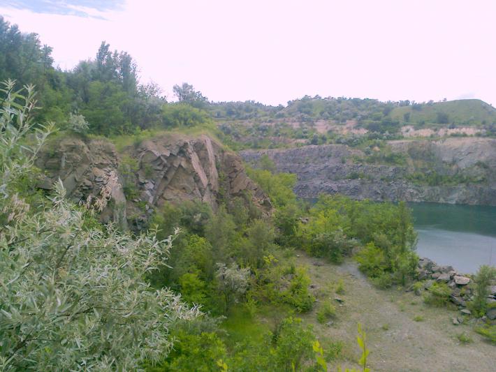 В гранитном карьере микрорайона Заречный в г. Кривом Роге.