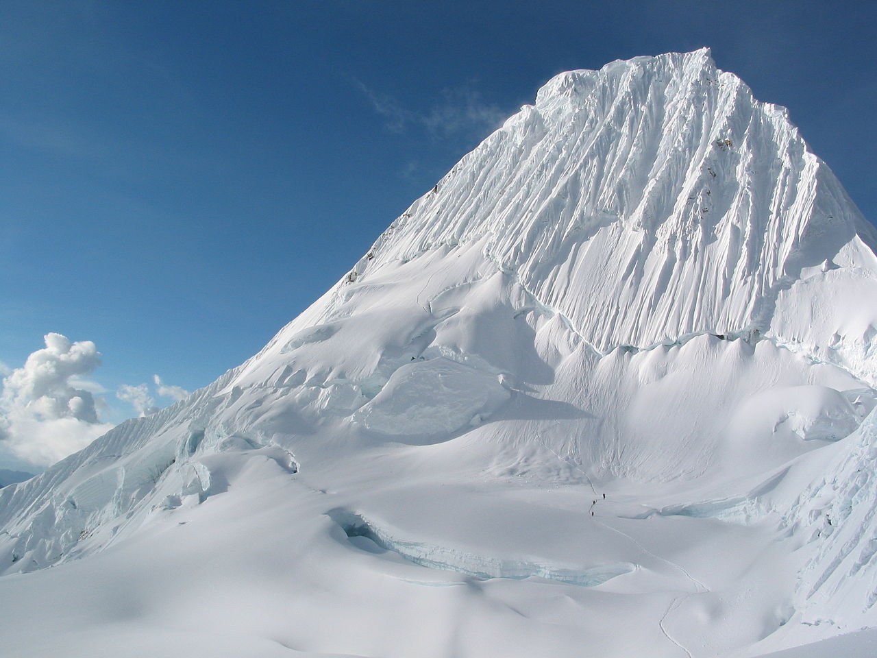  вершина Алпамайо (Nevado Alpamayo, 5957 м)