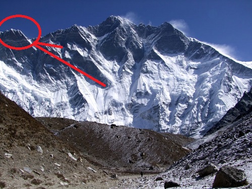 Хиллари пик (Hillary Peak, высотой 7681 метров), расположен на Южной стене восьмитысяника Лхоцзе 