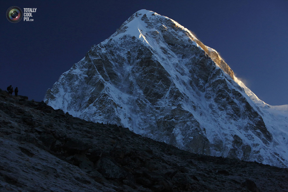 Гора Пумори в лучах рассвета. (NAVESH CHITRAKAR/REUTERS)