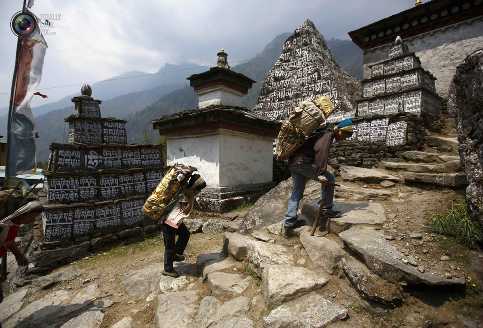 Шерпы в Намче-Базар. (NAVESH CHITRAKAR/REUTERS)