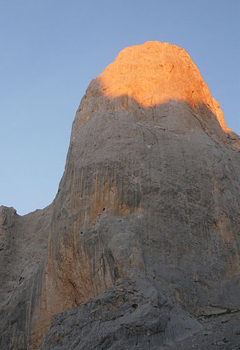 западная сторона известнякового массива The Naranjo de Bulnes 