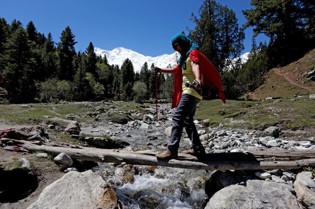 Кемпинг на Лугах Фей "Fairy meadows" у Нангапарбат очень популярен как для жителей Пакистана, так и для иностранных туристов; Nashreem Gori, турист из Карачи, проходит горный ручей рядом с базовым лагерем Нанга Парбат. "В нашей стране так мало мест которыми можно гордиться, так что если есть что либо настолько впечатляющее, как эти горы, иностранцы немедля приезжают наслаждаться этой красотой" - говорит Нашрем Гори