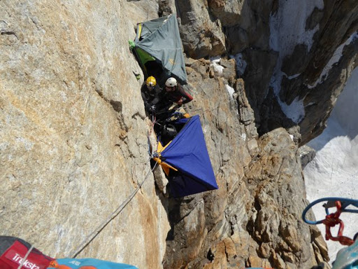 Alberto Iñurrategi, Juan Vallejo и Mikel Zabala на восхождении по Южной стене Paiju Peak. 2014 год