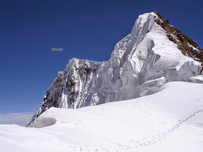 Броуд-Пик предвершина (Broad Peak Foresummit) справа, главная вершина Броуд-Пик на заднем фоне