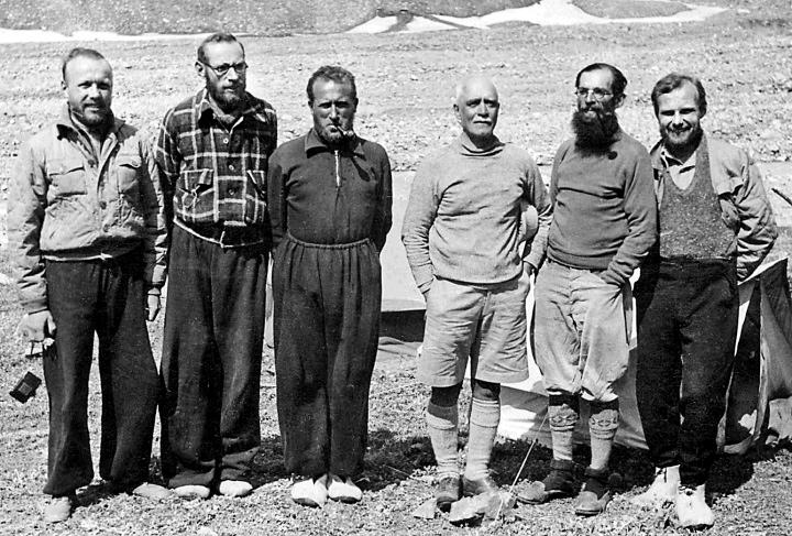 Польская экспедиция 1939 года на Нанда Деви Восточная (Nanda Devi East): с лева на право: Януш Кларнер (Janusz Klarner), Якуб Буяк (Jakub Bujak), Адам Карпинский (Adam Karpiński), врач экспедиции J.R. Foy, офицер связи S.Blake, Штефан Бернадзикевич (Stefan Bernadzikiewicz)