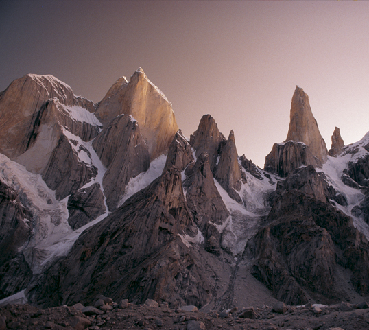 Горная группа Башен Транго: Great Trango Towеr (слева) и Nameless Tower (справа)