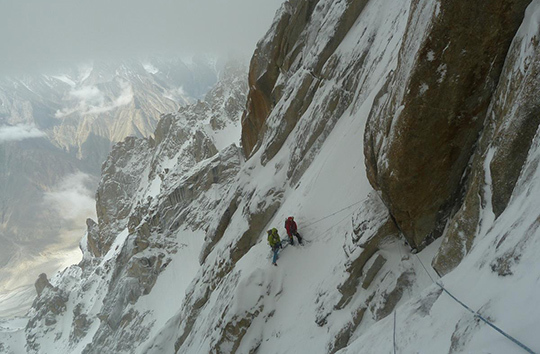 Alberto Iñurrategi, Juan Vallejo и Mikel Zabala на восхождении по Южной стене Paiju Peak. 2014 год