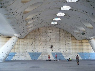 Скалодром в Севилье на сводах опор моста Триана (Ponte de Triana)