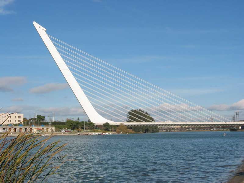 Скалодром в Севилье на сводах опор моста Триана (Ponte de Triana)