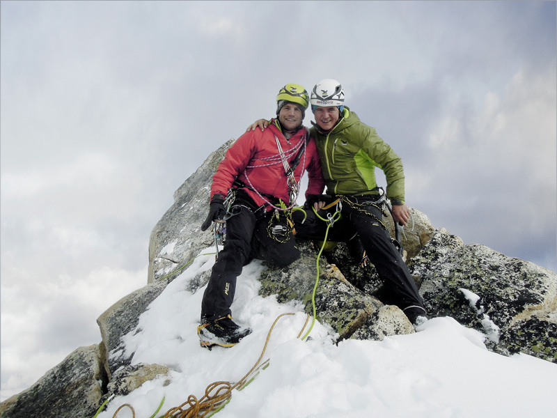 Roger Schäli и Simon Gietl на вершине Arwa Spire (6193 m) в Индийских Гималаях 