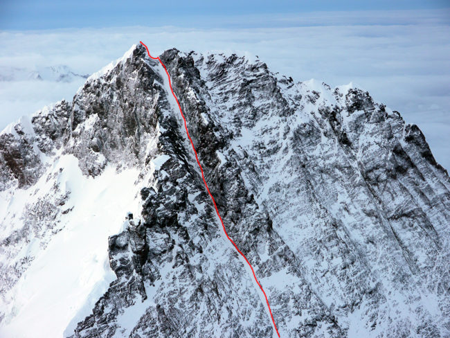  Лхоцзе. Западная стена, стандартный маршрут (West Face Normal Route). Вид на предвершинный кулуар и часть маршрута “Dream Line”, отмеченный красной линией 