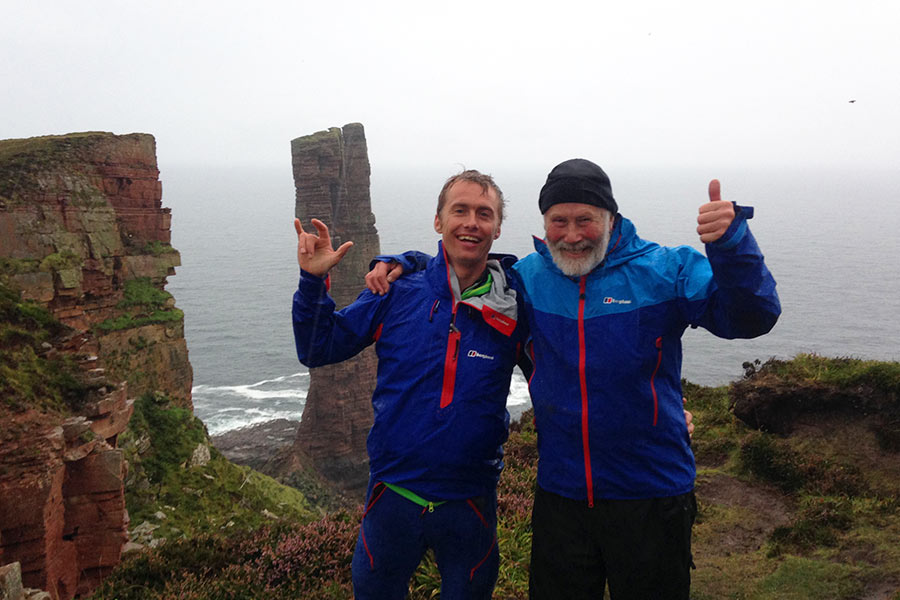 Лео Холдинг  (Leo Houlding) и Кристофер Бонингтон (Christian John Storey Bonington) на фоне скалы The Old Man of Hoy 