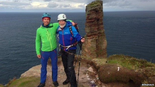 Лео Холдинг  (Leo Houlding) и Кристофер Бонингтон (Christian John Storey Bonington) на фоне скалы The Old Man of Hoy 