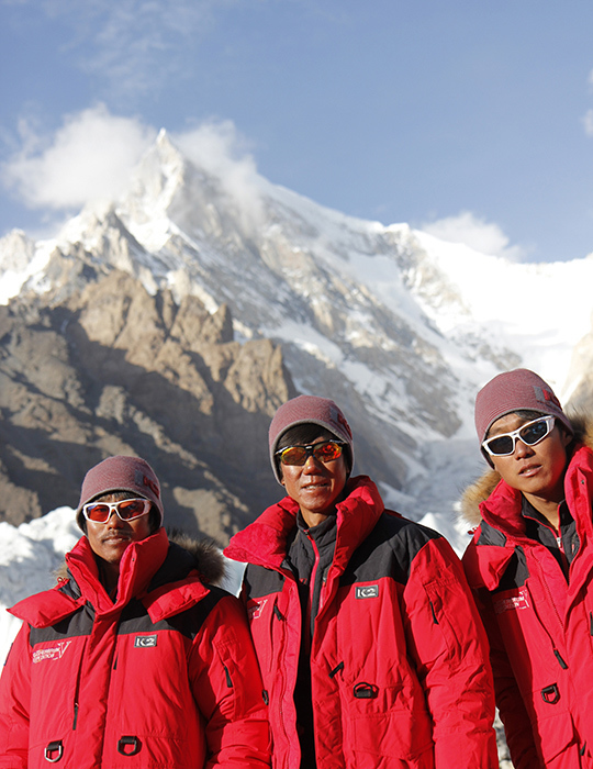 Nak-jong Seong, Chi-young Ahn и Hyoung-woo Choi на фоне Гашербрум V (Gasherbrum V, 7147 м)