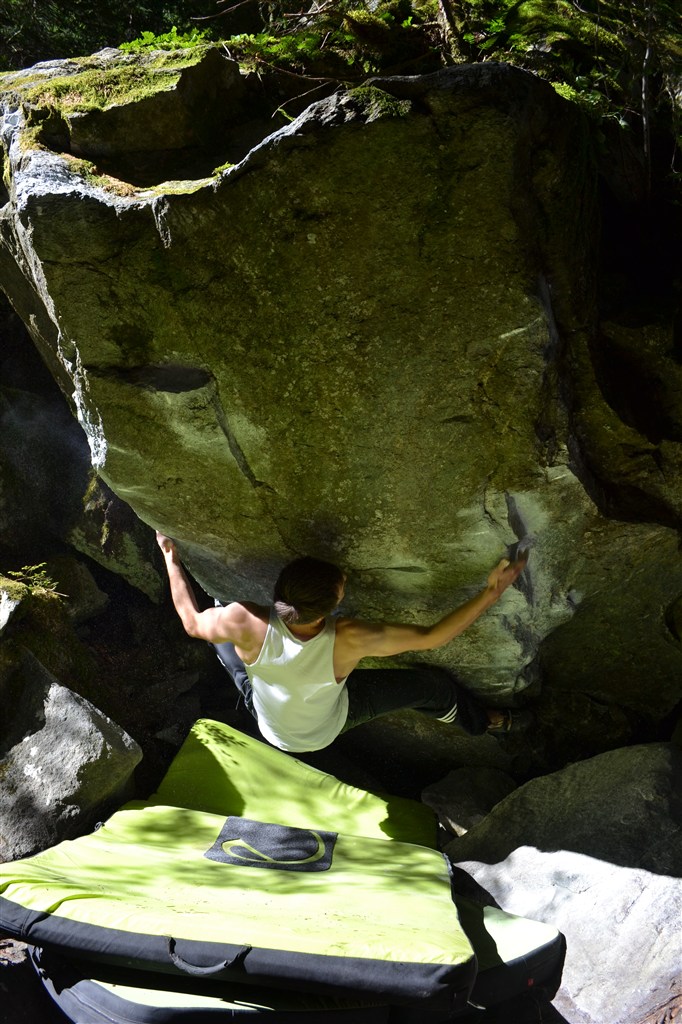 Qaqugdlugssuit, Goliath Buttress: left - Standard Deviation, (E4, 5.11, 500m, Nicolas Favresse, Ben Ditto 17/07/2014) right - Slingshot E3 , 5.10, 500m, Olivier Favresse, Sean Villaneuva 17/07/2014)