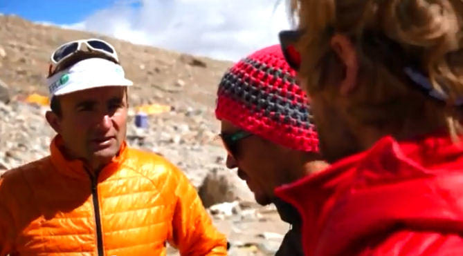 Ули Штек (Ueli Steck), Себастьян Хааг (Sebastian Haag) и Бенедикт Бом (Benedikt Böhm) в базовом лагере Шишабангмы. сентябрь 2014