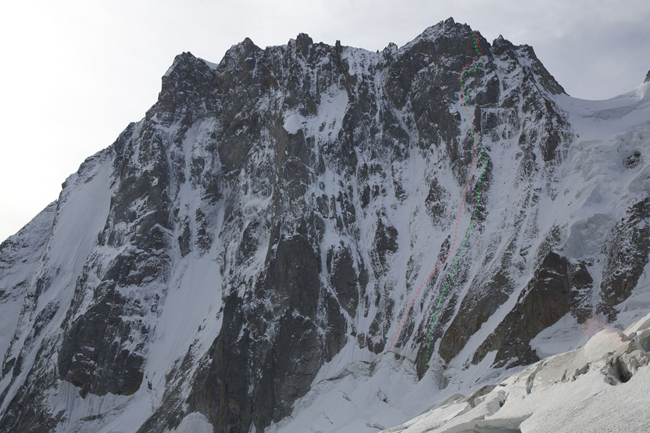 Северная стена горы Гран Жорасс (The North Face of the Grandes Jorasses). Зеленая линия - маршрут Роне Демезона (René Desmaison) - Жана Кози ( Jean Couzy) 1958 года (Desmaison-Couzy route). Красная линия - новая вариация маршрута пройдена 30 сентября 2014 года 