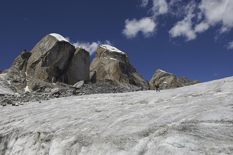 Верховья ледника Такдунг (Takdung glacier): пики: Башня Лотоса ( Lotus Tower) и Neverseen towers