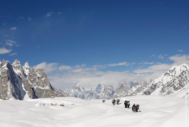 Альпинисты спускаются с ледника Балторо в Каракоруме. Фото: Reuters / Wolfgang Rattay