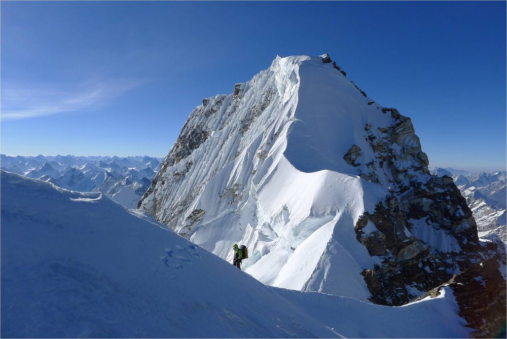 Вид на Хагшу Пик (Hagshu Peak, 6515 м, Восточный Киштвар, Индия) с вершинного гребня