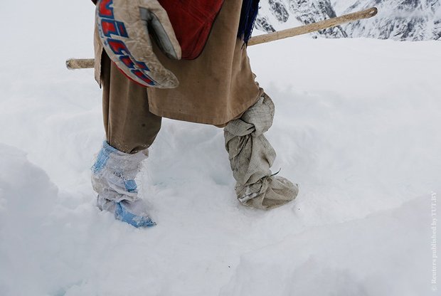 Носильщик в самодельных гетрах неподалеку от К2. Фото: Reuters / Wolfgang Rattay