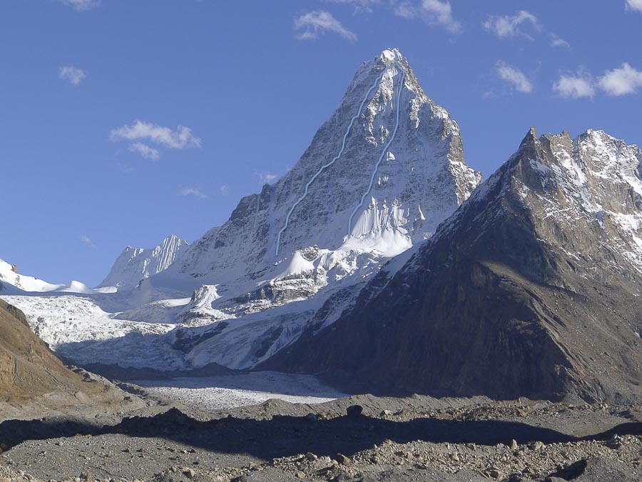  Вид на Северную стену Хагшу Пик (Hagshu Peak, 6515 м, Восточный Киштвар, Индия). Маршруты 2014 года. справа - маршрут словенской команды. с лева - маршрут британцев