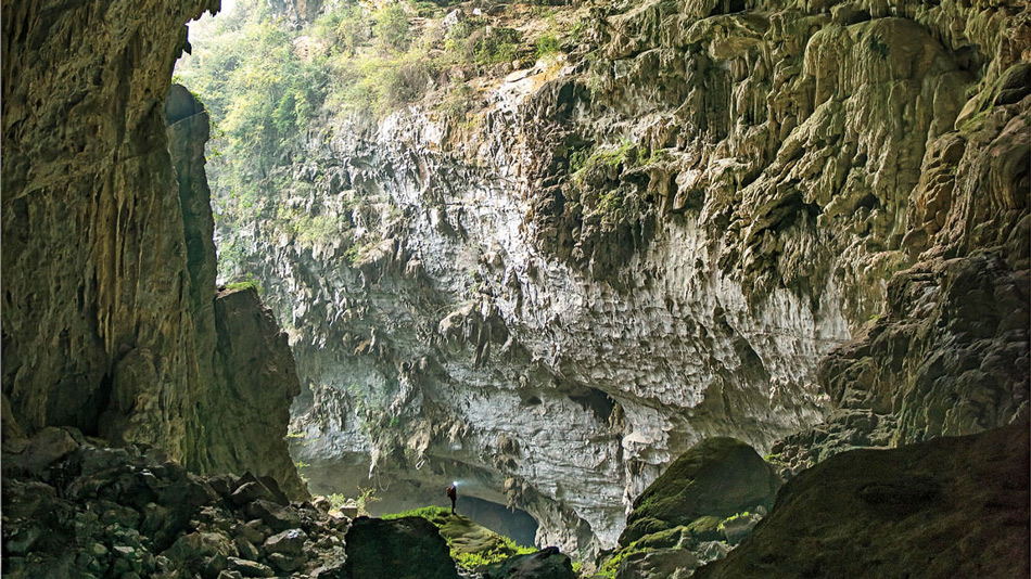 Бельгийский спелеолог Николас Борше в проходе Джианьджоу, Китай. (Фото: Джереми Корески)