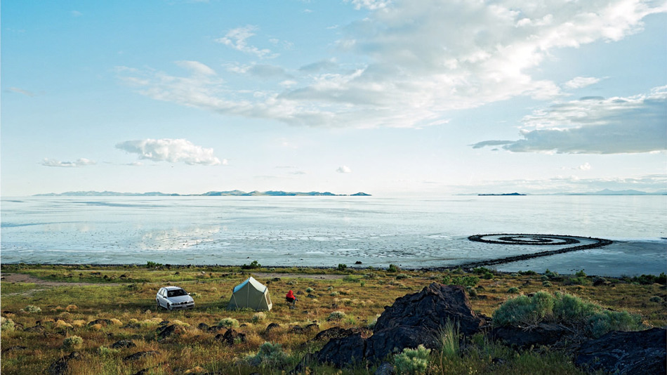 Том Фолкс сфоторгафировал своего отца Боба перед инсталляцией «Spiral Jetty», сооруженной в 1970-м году Робертом Смитсоном, США. (Фото: Том Фолкс)