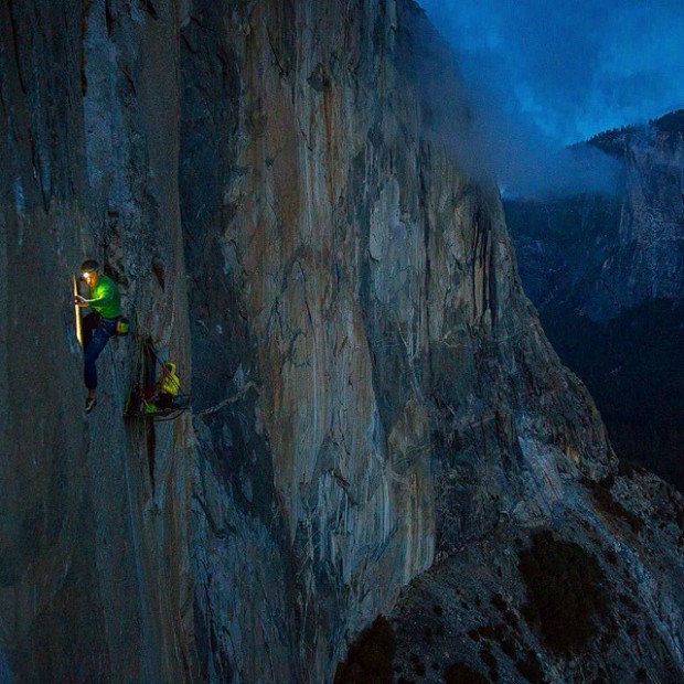 Томми Колдвелл (Tommy Caldwell) и Кевин Йоргесон (Kevin Jorgeson) на маршруте "Dawn Wall" на Эль-Капитане. ноябрь 2014