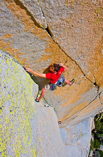 Алекс Хоннольд (Alex Honnold) на маршруте Romantic Warrior (5.12b, 300 м)