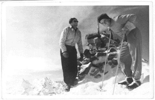 Billy Fiske (слева) и Андре Рош (André Roch) (справа) на вершине Hayden Peak, 1937 год