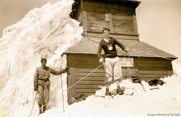 Hjalmar Hvam (справа) и Андре Рош (André Roch) на вершине горы Mount Hood (Орегон). 1931 год