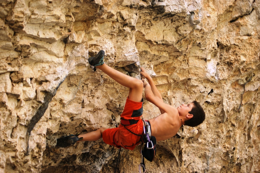  Люк Мачия (Lluc Macia) на маршруте "Las ventanas del Mascún" 7b+