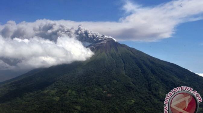 Извержение вулкана Гамалама (Gunung Gamalama)