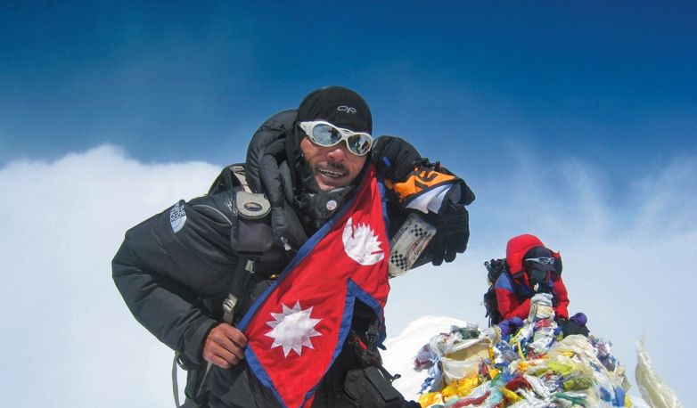 Анкаджи Шерпа (с флагом Непала на вершине Эвереста в 2012 году. Этот 36-летний гид, наставник многих молодых шерпов, погиб под лавиной 18 апреля.