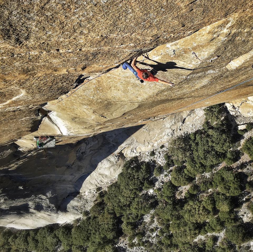  Кевин Йоргесон (Kevin Jorgeson) и Томми Колдвелл (Tommy Caldwell) на 10 веревке маршрута "Dawn Wall" на Эль-Капитане. ноябрь 2014