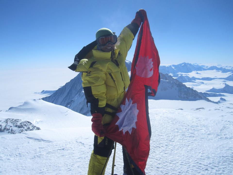 Сусмита Маски (Susmita Maskey) на вершине Антарктиды - Маунт Винсон (Mount Winson, 4892 м).