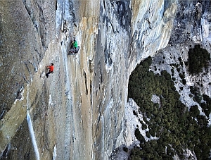  Кевин Йоргесон (Kevin Jorgeson) и Томми Колдвелл (Tommy Caldwell) на 14 веревке маршрута "Dawn Wall" на Эль-Капитане. ноябрь 2014