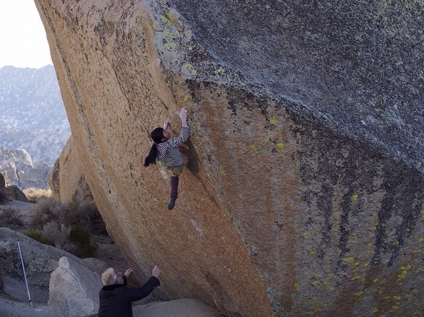 Ашима Шираиши (Ashima Shiraishi) на проблеме The Swarm сложности 8b+ (V14)