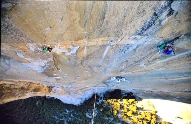  Кевин Йоргесон (Kevin Jorgeson) и Томми Колдвелл (Tommy Caldwell) на 15 веревке маршрута "Dawn Wall" на Эль-Капитане. январь 2014