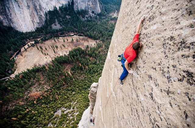 Кевин Йоргесон (Kevin Jorgeson) на 15 веревке маршрута "Dawn Wall" на Эль-Капитане. январь 2014