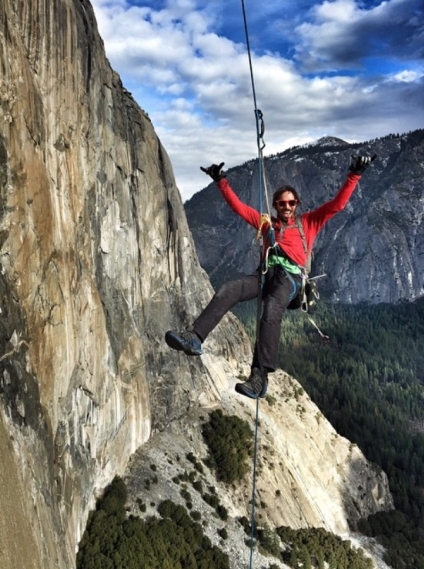  Кевин Йоргесон (Kevin Jorgeson) после прохождения 16-ой веревки на маршруте "Dawn Wall"