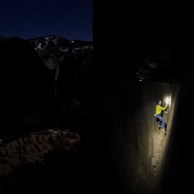  Кевин Йоргесон (Kevin Jorgeson) и Томми Колдвелл (Tommy Caldwell) на 16 веревке маршрута "Dawn Wall" на Эль-Капитане. январь 2014