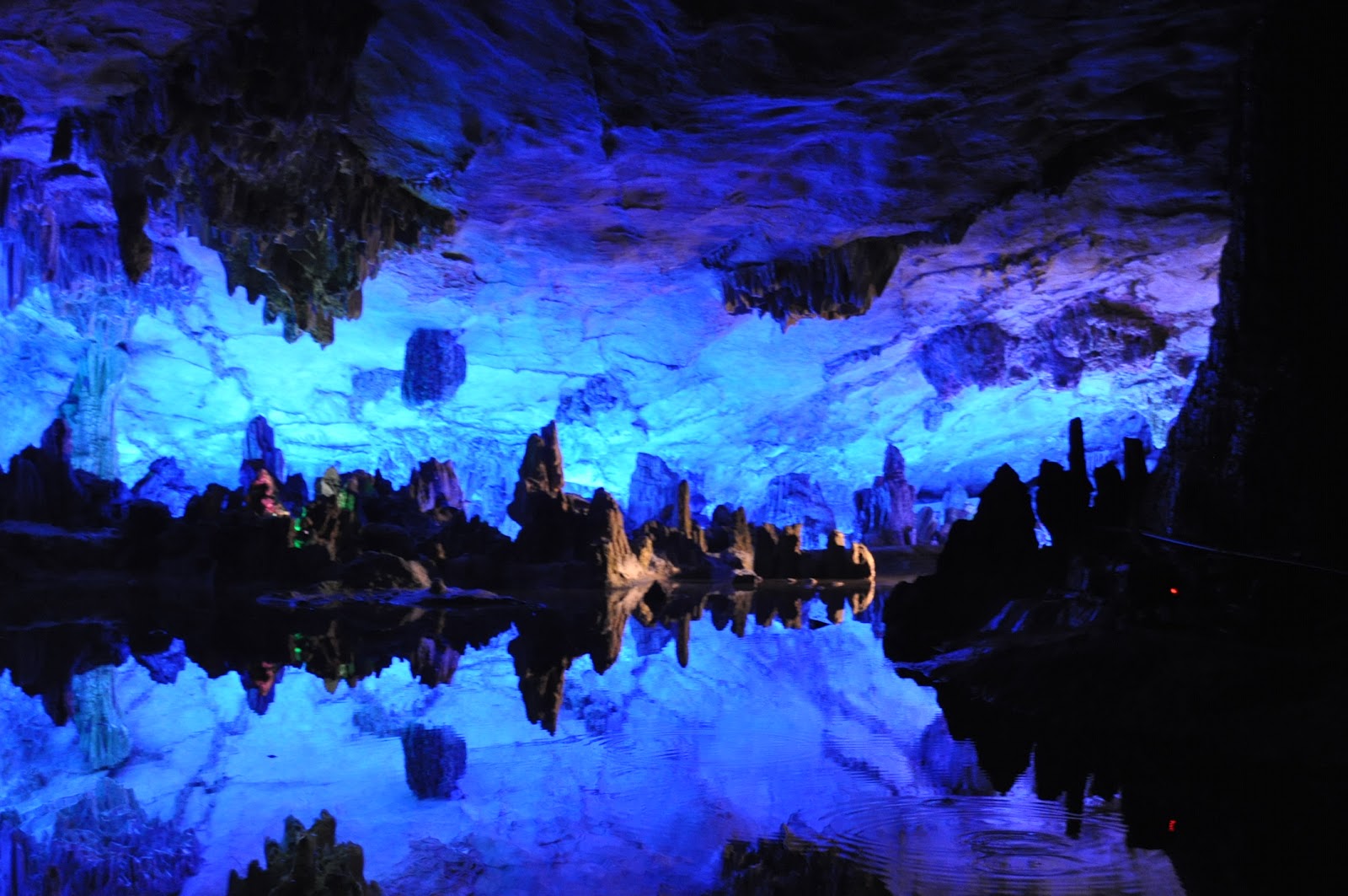 Пещера Тростниковой Флейты (Reed flute cave)