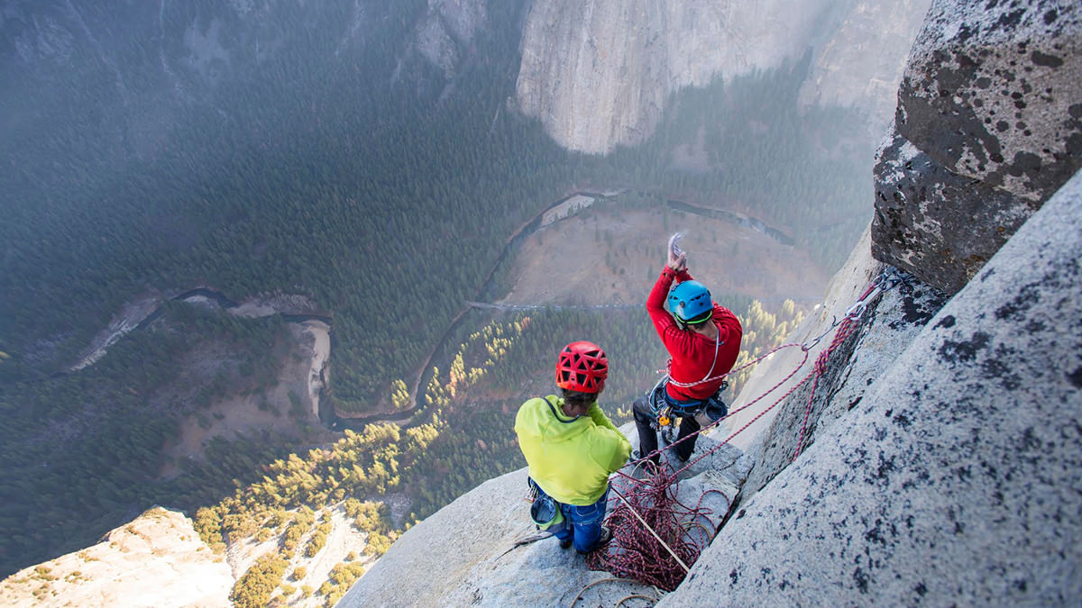 Кевин Йоргесон (Kevin Jorgeson) и Томми Колдвелл (Tommy Caldwell) сразу же после завершения прохождения маршрута, 14 января 2015 года. На вершине Эль-Капитана их с победой встречали более 70 друзей, членов семьи и журналистов. Сотни зрителей в это время были в низу, в долине. наблюдая за скалолазами в бинокли и подзорные трубы. Photo: Bligh Gillies/Aurora Photos